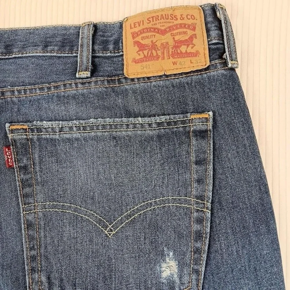 Levis 541 Jeans Mens 42x31 Blue Medium Wash‎ Distressed Athletic Fit Denim Pants